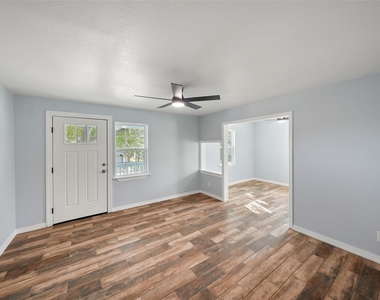 2222 44th Street - Photo Thumbnail 4