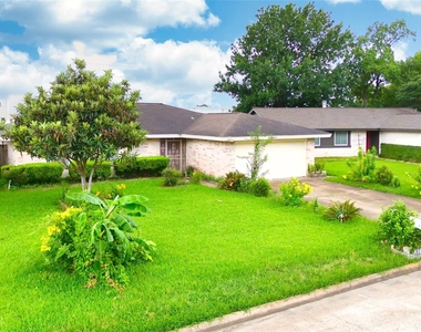 7811 Westbank Avenue - Photo Thumbnail 2