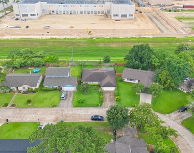 7811 Westbank Avenue - Photo Thumbnail 34