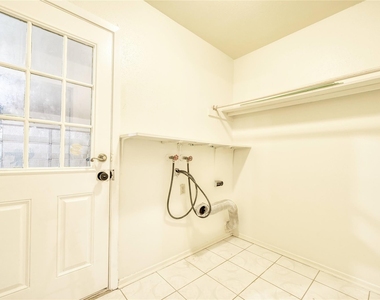 7811 Westbank Avenue - Photo Thumbnail 33
