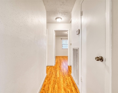 7811 Westbank Avenue - Photo Thumbnail 17