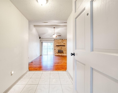 7811 Westbank Avenue - Photo Thumbnail 3