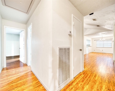 7811 Westbank Avenue - Photo Thumbnail 24