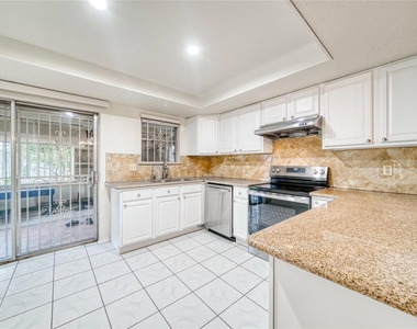 7811 Westbank Avenue - Photo Thumbnail 13