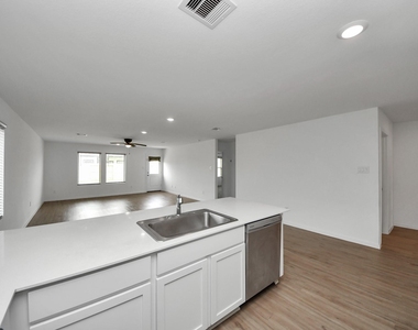 1607 Red Oak Drive - Photo Thumbnail 5