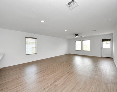 1607 Red Oak Drive - Photo Thumbnail 21
