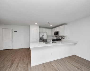 1607 Red Oak Drive - Photo Thumbnail 20