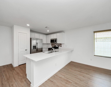 1607 Red Oak Drive - Photo Thumbnail 18