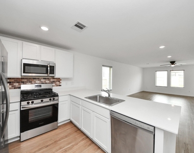 1607 Red Oak Drive - Photo Thumbnail 4