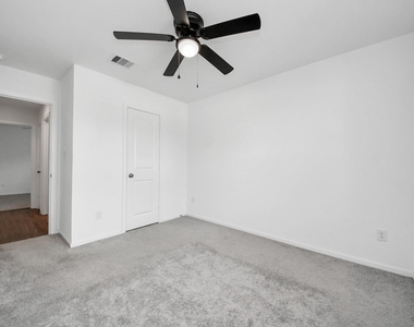 1607 Red Oak Drive - Photo Thumbnail 12
