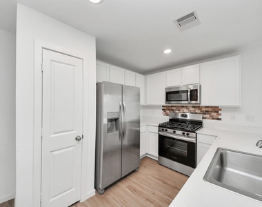 1607 Red Oak Drive - Photo Thumbnail 3