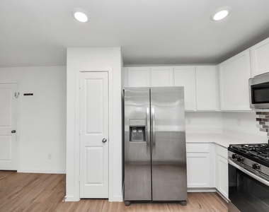1607 Red Oak Drive - Photo Thumbnail 17