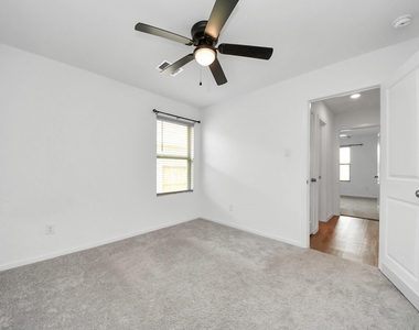 1607 Red Oak Drive - Photo Thumbnail 8
