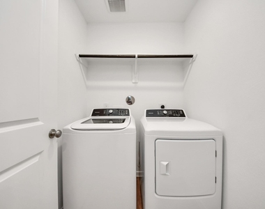 1607 Red Oak Drive - Photo Thumbnail 6