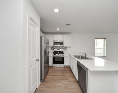 1607 Red Oak Drive - Photo Thumbnail 2
