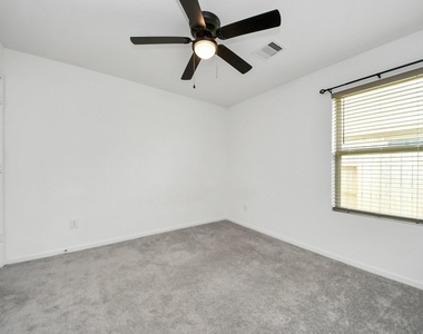 1607 Red Oak Drive - Photo Thumbnail 7