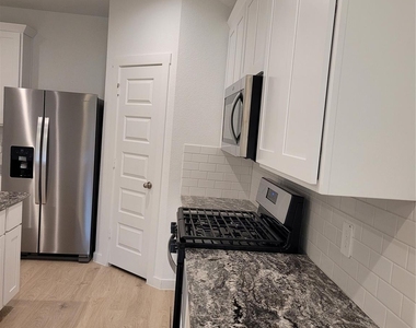 4947 Oakwood Drive - Photo Thumbnail 7