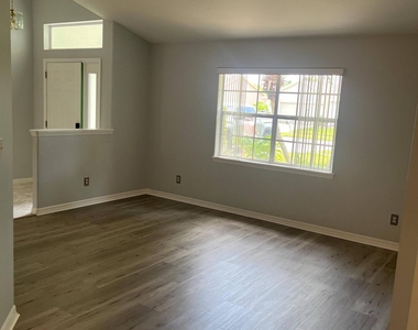 292 Carmel Drive N - Photo Thumbnail 3