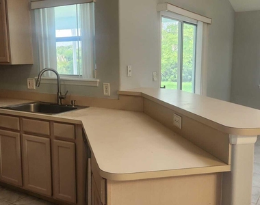 292 Carmel Drive N - Photo Thumbnail 10