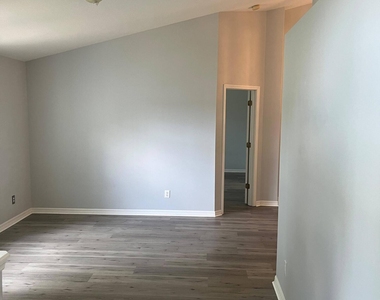 292 Carmel Drive N - Photo Thumbnail 5
