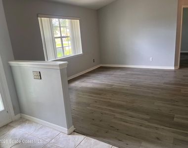 292 Carmel Drive N - Photo Thumbnail 2