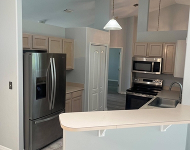 292 Carmel Drive N - Photo Thumbnail 9