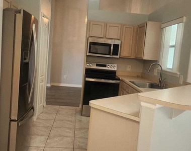 292 Carmel Drive N - Photo Thumbnail 8