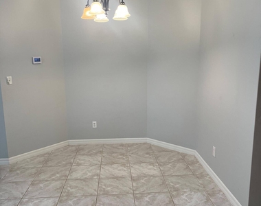 292 Carmel Drive N - Photo Thumbnail 12
