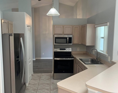 292 Carmel Drive N - Photo Thumbnail 7