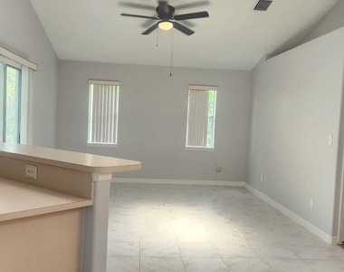 292 Carmel Drive N - Photo Thumbnail 11