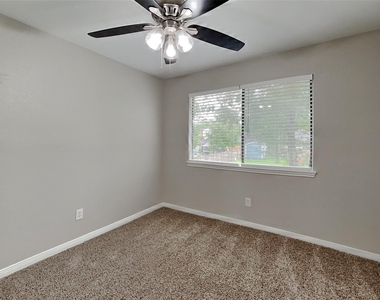 8718 Pines Place Drive - Photo Thumbnail 10