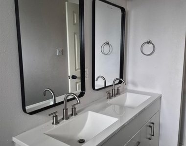 10915 Roandale Drive - Photo Thumbnail 6