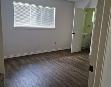 10915 Roandale Drive - Photo Thumbnail 3