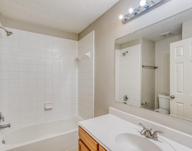 19607 Buckland Park Drive - Photo Thumbnail 13