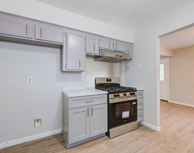 2035 Deerhurst Lane - Photo Thumbnail 8