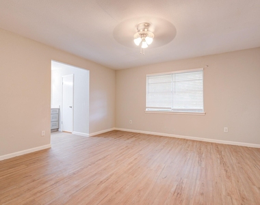 2035 Deerhurst Lane - Photo Thumbnail 9