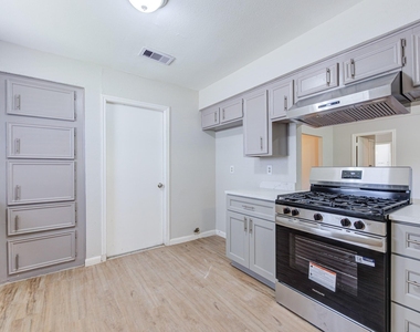 2035 Deerhurst Lane - Photo Thumbnail 6