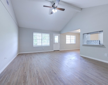 2035 Deerhurst Lane - Photo Thumbnail 3