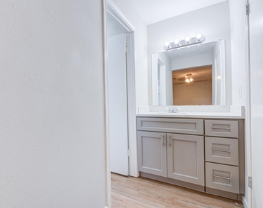2035 Deerhurst Lane - Photo Thumbnail 10