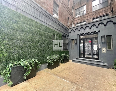 Stanton Street - Photo Thumbnail 3