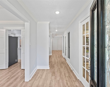 911 Montview Drive - Photo Thumbnail 8