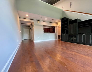 250 W Washington Street - Photo Thumbnail 1