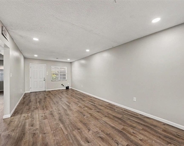 9208 N Connechusett Road - Photo Thumbnail 6