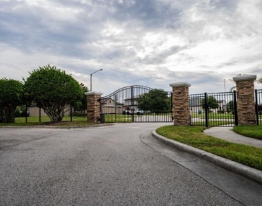 913 Buckhurst Drive - Photo Thumbnail 1