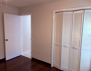 7330 Fairwood Avenue - Photo Thumbnail 15