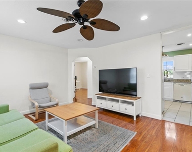 4740 22nd Avenue N - Photo Thumbnail 5