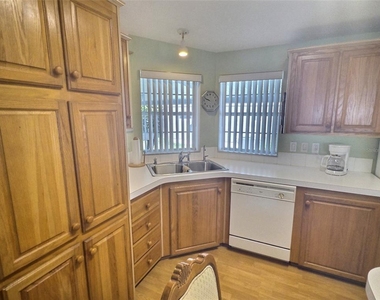 136 Pindo Palm Street W - Photo Thumbnail 4