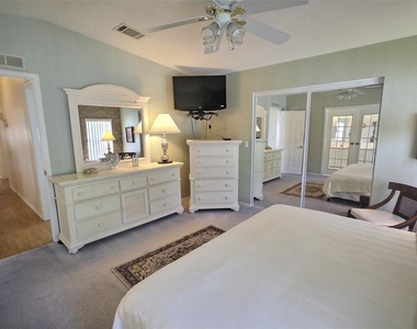 136 Pindo Palm Street W - Photo Thumbnail 17