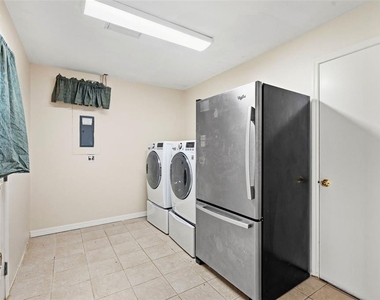 345 Bailey Street - Photo Thumbnail 20