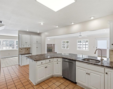 345 Bailey Street - Photo Thumbnail 17
